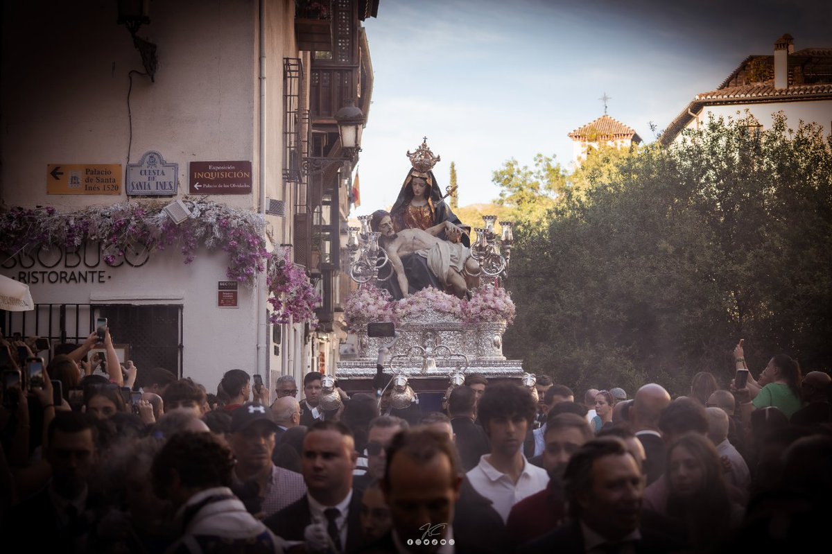kikecofrade1's tweet photo. 𝙏𝙧𝙖𝙨𝙡𝙖𝙙𝙤 𝙙𝙚 𝙡𝙖 @Hdad_Alhambra  𝙖 𝙎𝙖𝙣 𝙅𝙪𝙖𝙣 𝙙𝙚 𝘿𝙞𝙤𝙨

Y en una tarde mágica, bajó Nuestra Señora de las Angustias de Santa María de la Alhambra. Dejándonos momentos únicos.

Le acompañó musicalmente @DespojadoGR https://t.co/mxcrhfJ7mJ