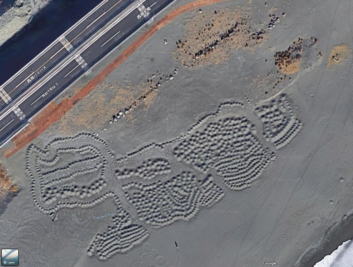 RisuShinku's tweet photo. I have so many questions:
1) Still there?
2) Did the person on the beach make it?
3) Purpose?
4) Can you see it from the road?
5) Is it a racetrack?
6) Each hill is a covered rock, and the rocks on the North side are next to be covered? https://t.co/ffIO5B8M6q
