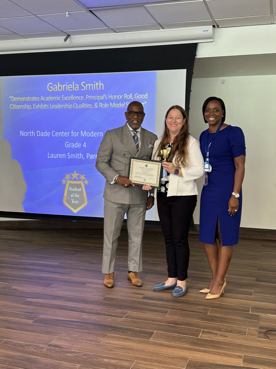 NorthDadeCML's tweet image. Congratulations to our District 1 Student of the Year!! #yourbestchoicemdcps @docstevegallon @alexsantoyo75 @YeseniaAponte05 @MDCPSNorth @miamimagnets