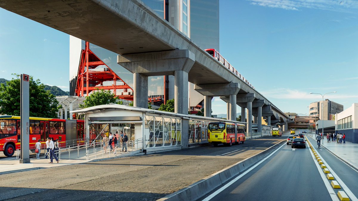 Aprovecho el interés (y el desconocimiento) del precandidato para contarle a la ciudad que estas son estaciones temporales. Las definitivas tendrán columnas pórtico, como estas.

Tengan la tranquilidad de que acá nadie dice mentiras y el Metro de Bogotá, a diferencia del tren
