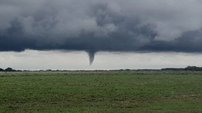 #Hoy | Está tarde se reporto una nube embudo desde Katuete, departamento de Canindeyu.🌪️🇵🇾
Foto gentileza de nuestros colaboradores 
20/05/2025
17:30 pm aproximadamente