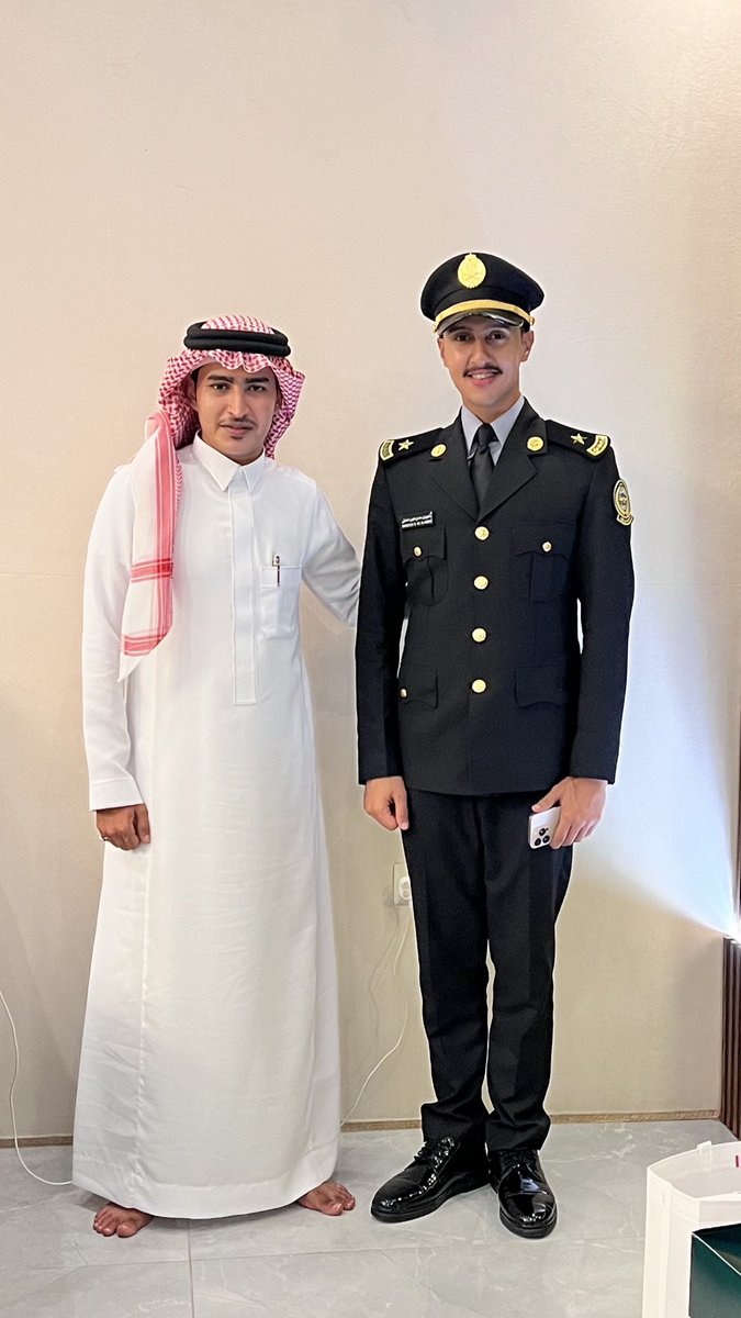 ابارك لصديقي العزيز و الغالي 

الملازم : مشهور بن سعد بن غليون الحارثي 

على تخرجه من كلية الملك خالد العسكرية 
برتبة ملازم وحصوله على درجة البكالوريوس 
في العلوم العسكرية 

بارك الله لك ونفع الله بها لخدمة الدين و الوطن