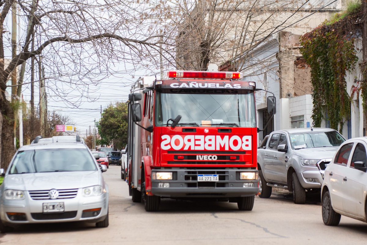 marisafassi's tweet photo. Visité las instalaciones de los Bomberos Voluntarios de #Cañuelas. Durante la recorrida, me mostraron la nueva autobomba y entregamos un aporte económico al jefe del cuartel.

Desde el Municipio vamos a seguir acompañando el trabajo que hacen todos los días por la comunidad. https://t.co/Kra2MlsqUl