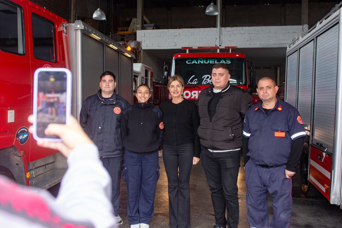 marisafassi's tweet photo. Visité las instalaciones de los Bomberos Voluntarios de #Cañuelas. Durante la recorrida, me mostraron la nueva autobomba y entregamos un aporte económico al jefe del cuartel.

Desde el Municipio vamos a seguir acompañando el trabajo que hacen todos los días por la comunidad. https://t.co/Kra2MlsqUl