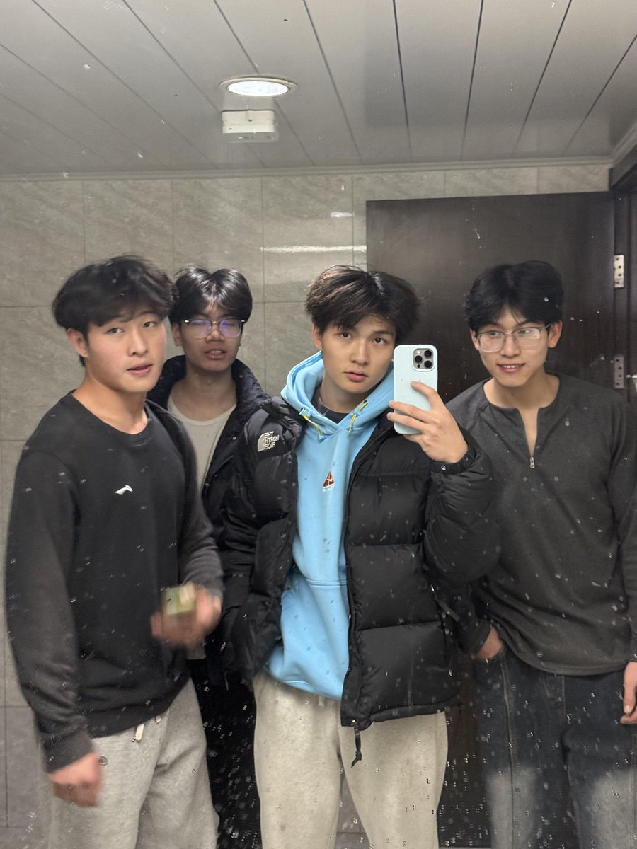 北体的大爹们。成为大爹们的专属狗奴太幸福了。每天近距离看到大爹们通过运动捶打出的精壮腹肌，每天跪在地上看着爹们的宽肩、大脚发情。当然，除了发骚，狗奴最重要的任务是服从大爹、侍奉大爹，还要当大爹泄欲的工具。如果能有机会看到大爹们黑粗大屌，喝到大爹赏给狗奴的圣水，那就是最美好的一天。