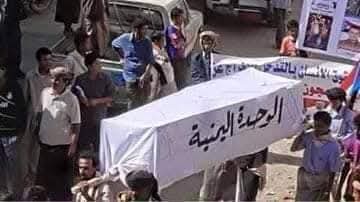 وحدتكم ماتت ماتت وسط البرميل 
يالي قتلتوها بسبعه وعشرين ابريل