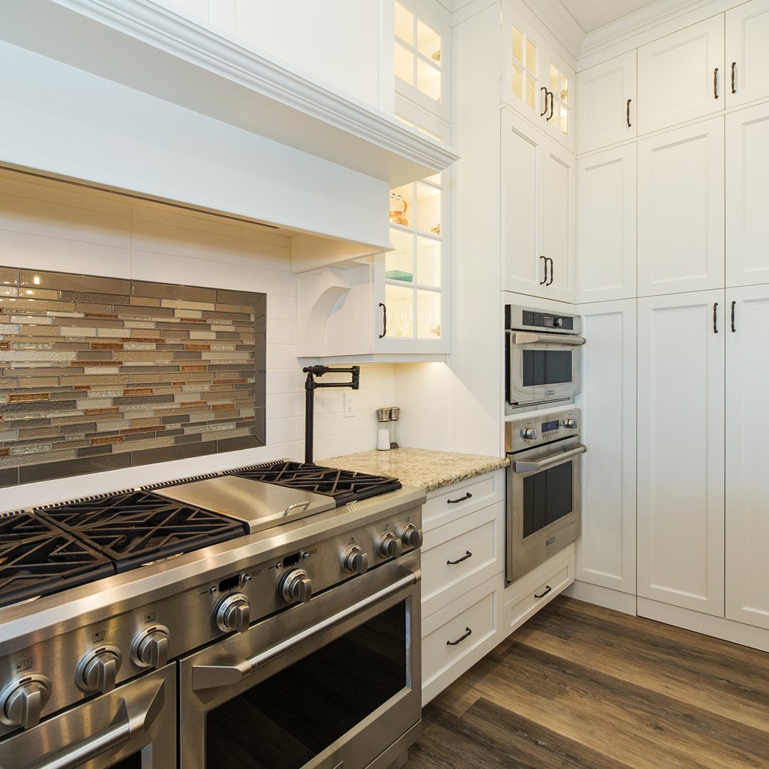 HillviewYEG's tweet image. Looking for a Chef’s kitchen? How do double ovens, a six-burner gas range, custom cabinetry, and a hidden pantry door sound? Seamlessly designed to keep your ingredients out of sight and style front and centre.

#chefskitchen #hiddendoor #custom #buildwithus #yegre