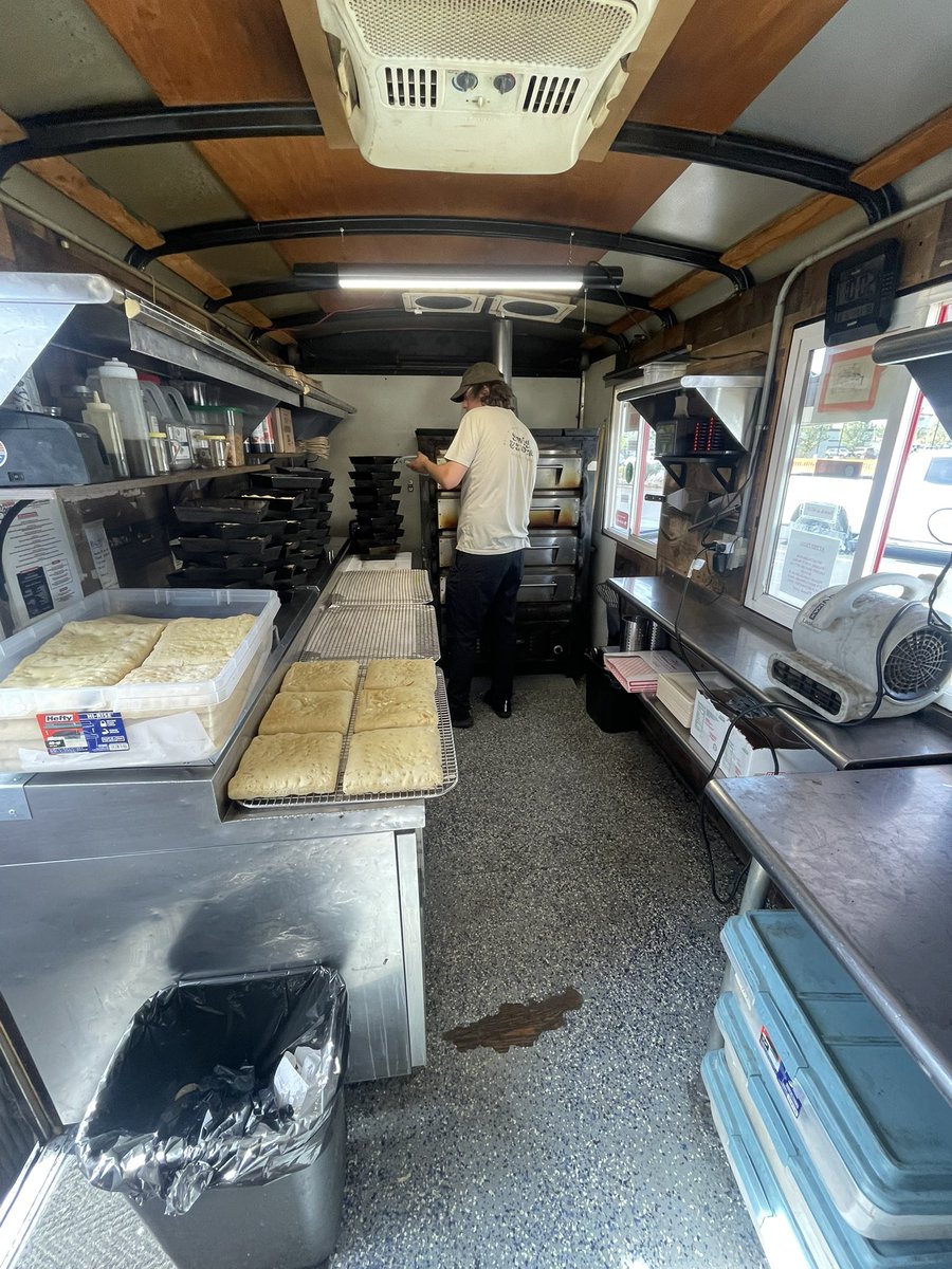 Bagsteinbear's tweet photo. Internship is going great! #foodtruck https://t.co/65o9jStN7E