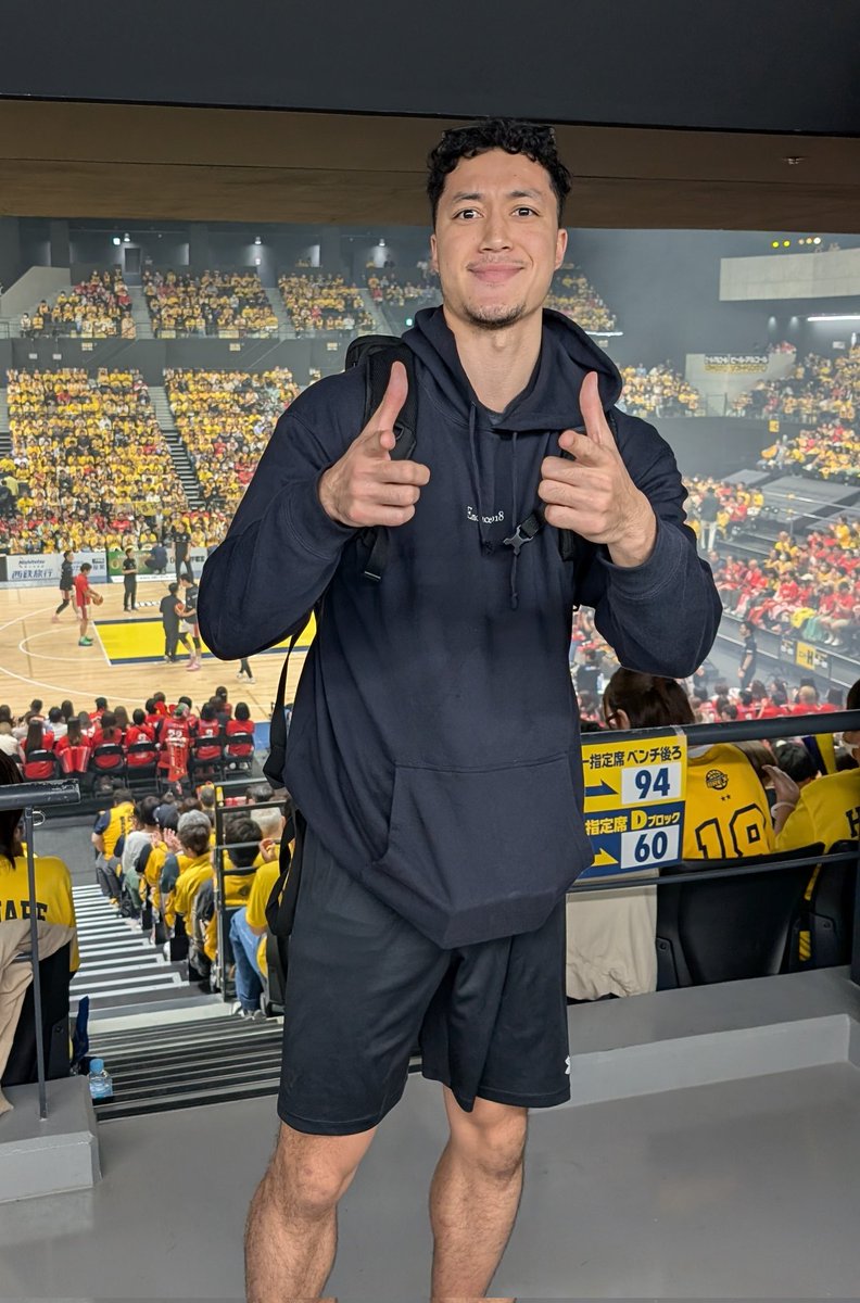 Haisya_O's tweet photo. チケット余った投稿を見た池Gから「マーカスが来たがってます」と。完売で諦めてたから「本当にありがとーうれしいよー」って飛んで来てくれた🎶
初めての一般入場を体験して、一般席から赤ユニ着て盛り上げてくれたね👍✨
#トビンマーカス海舟 登場のフルVerは2:45から🙌🔥 https://t.co/VHa68giLfV https://t.co/Bz6o3PPRkz