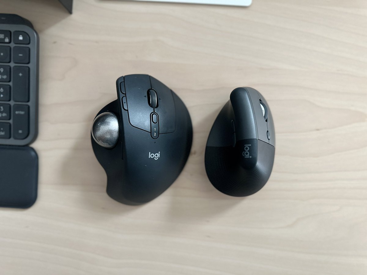 310d's tweet photo. 出張でドヤり散らせるマウスをばと思いLIFT買ったはいいが、自分の手首角度的にはやはりトラボでしたわ。
ただし、悪くはない。 https://t.co/HFvTIWU0kc