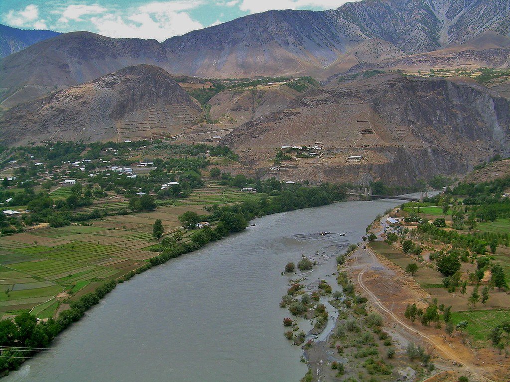 NewsAlgebraIND's tweet photo. BIG NEWS 🚨 After India, now Afghanistan plans to build dams to cut water flow to Pakistan.

MASSIVE TWIST in the TALE !!

Taliban General Mubin has urged the Kabul Govt to build dams to retain water flowing into Pakistan, Mir Yab Baloch revealed.

Kunar River, a tributary of the Kabul River, flows from Afghanistan into Pakistan & is considered a key water source for Pak.

Fresh Trouble for Pak !!