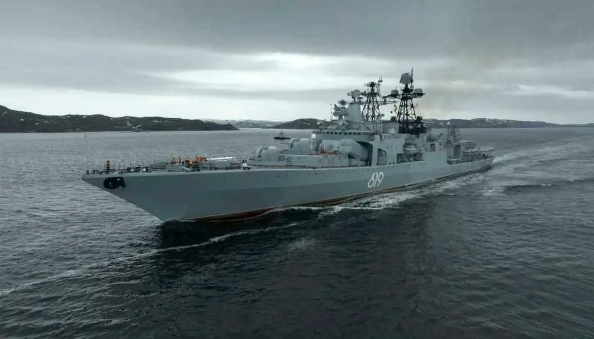 Upgraded destroyer hunts submarine in Barents Sea thebarentsobserver.com/security/upgra…