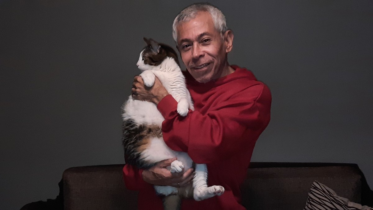 ¡Como vuela el tiempo! Hoy se cumple un año de tu partida mi Gaturro querido. Fueron 17 años que te tuvimos, los que fuiste el engreído de la casa y nos diste muche felicidad. Te extrañamos y amamos mi querido gathijo.