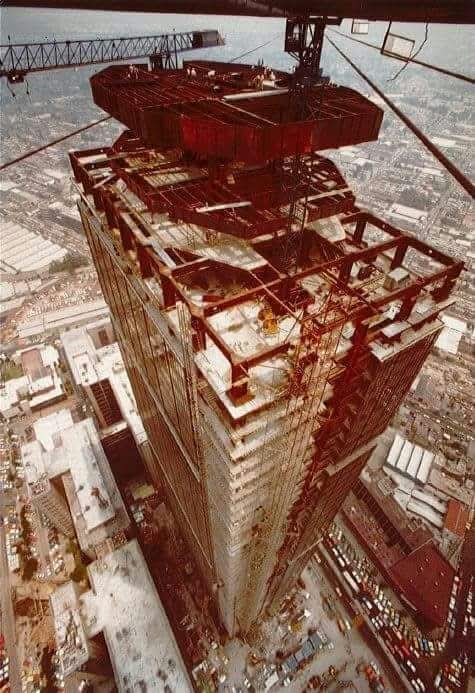 A inicios de los 80, surgía en la Verónica Anzures un gigante: la Torre Ejecutiva de Pemex. Con 211 m, fue la más alta de México y Latinoamérica. Símbolo de poder, ingeniería y modernidad, un testimonio vertical del México que soñaba en grande.