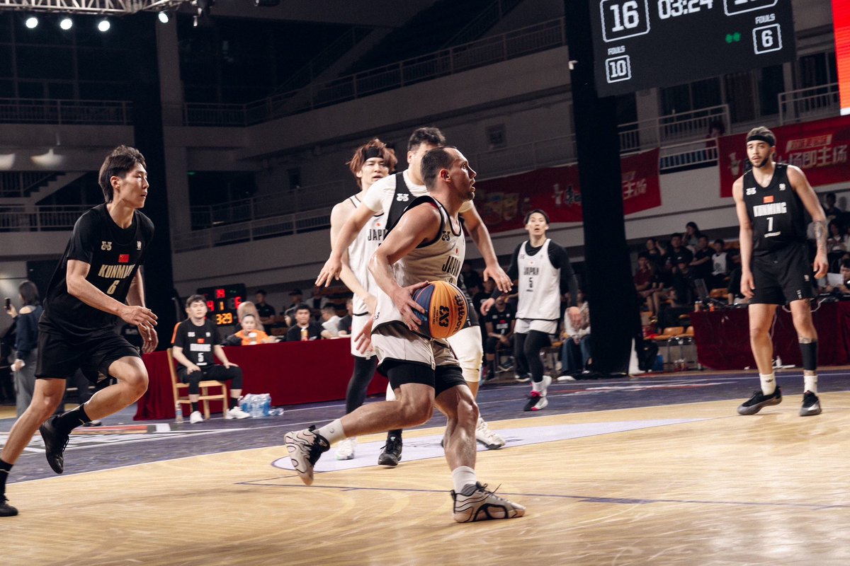 SS_3x3Official's tweet photo. 中国・雲南3x3国際ツアーから帰国

いつもSSへの熱い応援ありがとうございます。

立ち上がったばかりの新チームながら、初戦となった中国・雲南の国際大会で中国🇨🇳・韓国🇰🇷の強豪を破り、堂々の準々決勝進出！

関口＆イホールは指の負傷を抱えながらも、日本を代表しての全力プレー https://t.co/4McBxKBdag
