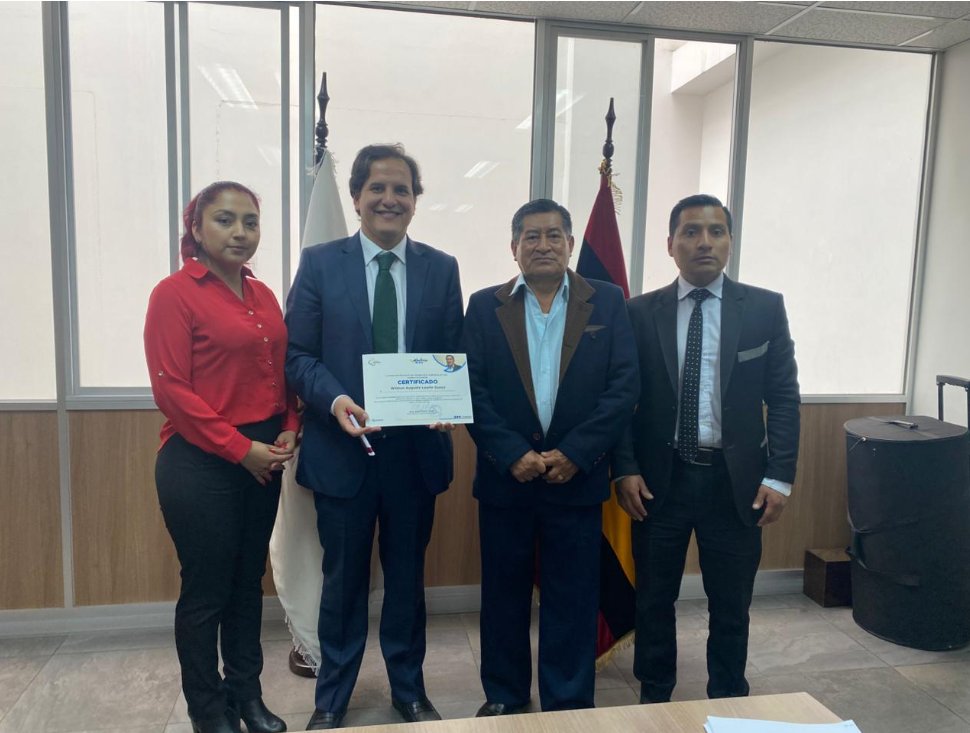 JudicaturaLoja's tweet photo. #JusticiadePaz
En un acto simbólico, Wilman Loarte fue posesionado por el Director de @JudicaturaLoja como Juez de Paz de la parroquia #Gualel. Desde ahora, será el encargado de atender y resolver en equidad los conflictos individuales, comunitarios y vecinales de su comunidad. https://t.co/Z3ZQu8PFge