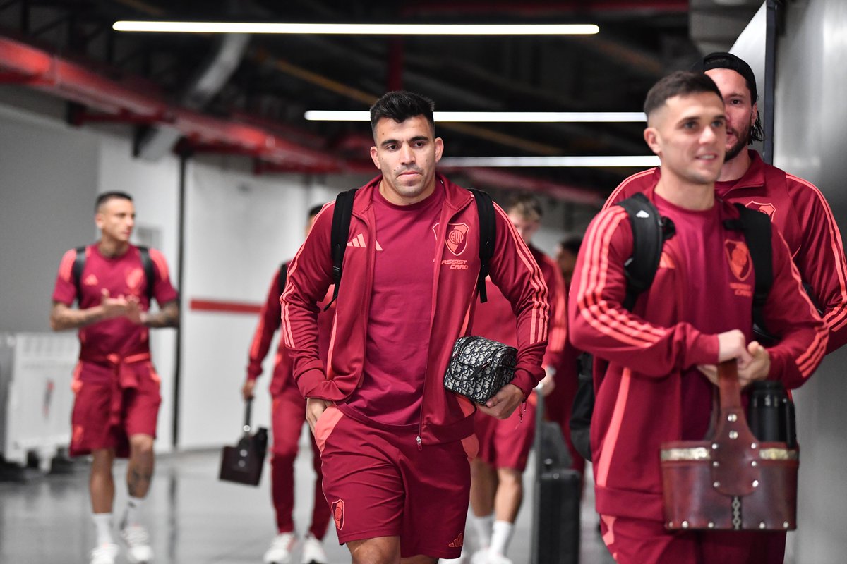 ➡️ Camino al vestuario 💪

⌚️ 20.30 🆚 Platense

#VamosRiver ⚪️🔴⚪️