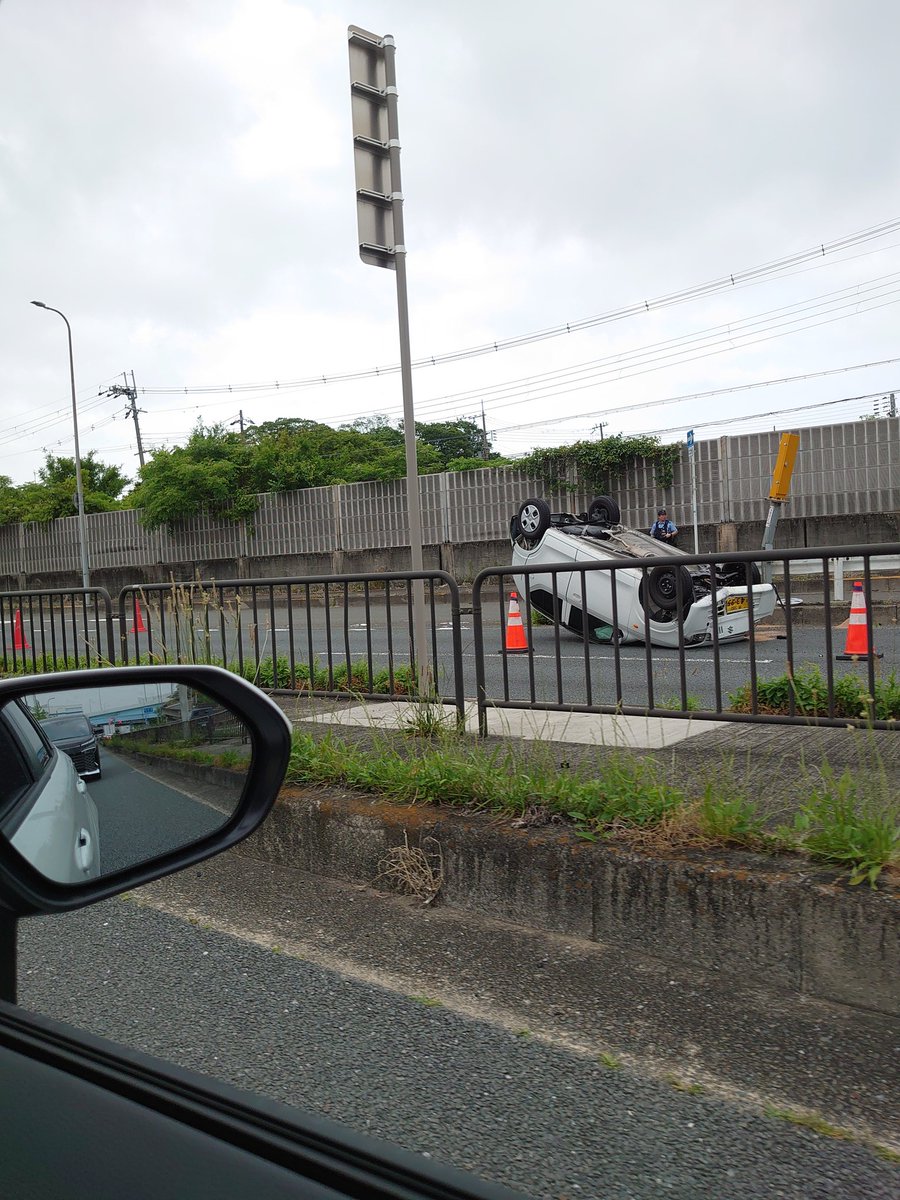 CB400SS_JAY's tweet photo. 大阪府寝屋川市の国道一号線、京都方面仁和寺付近
車がひっくり返って事故処理中で渋滞
反対車線も脇見渋滞中
お気をつけて https://t.co/9rQZSZwJOC