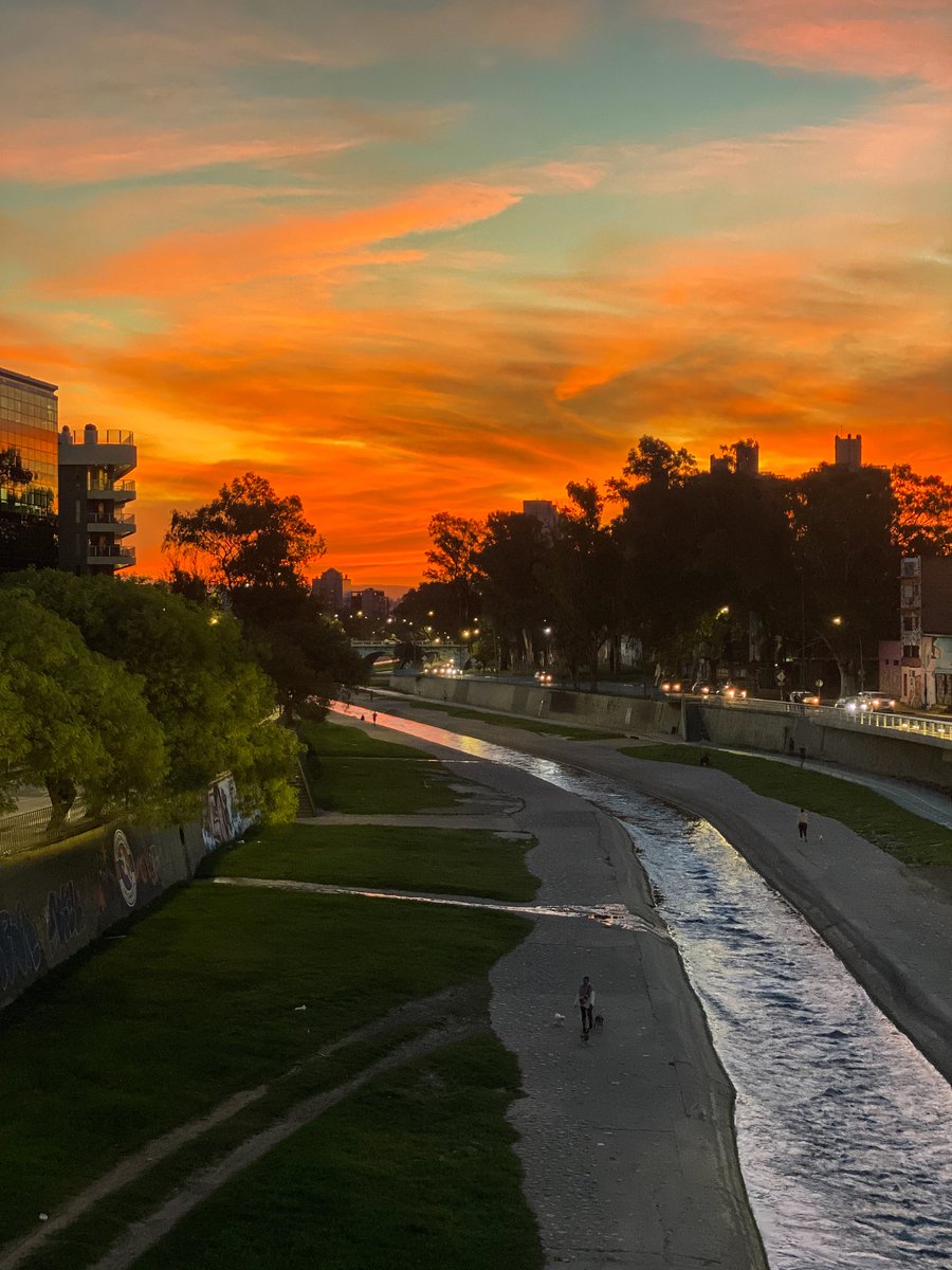 Salís a pedalear y te encontrás con un atardecer mágico.