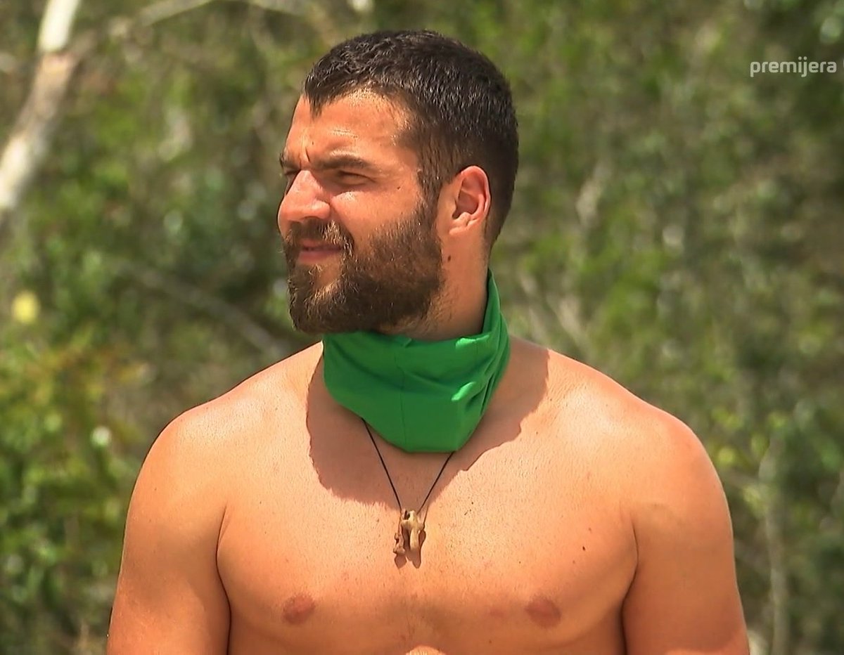 tviteranka's tweet photo. Osta bez jednog priveska  #SurvivorSrbija https://t.co/WhyVsiSNr9