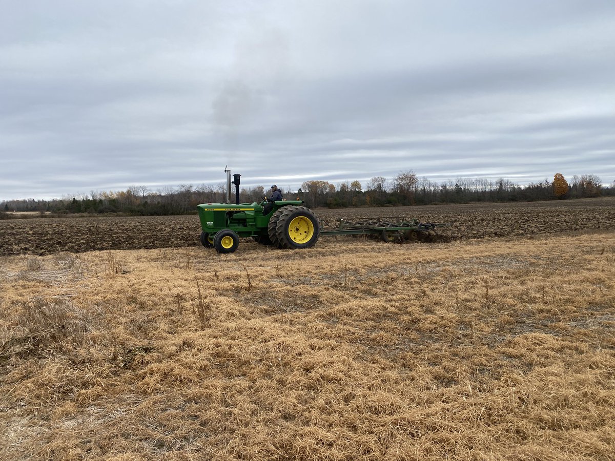 Agwilly01's tweet photo. @FarmerChris13 @ArmstrongCattle The beauty thing about that tractor put another 1000 hours on it and not worth a penny less!!

Those are profit makers💪 https://t.co/Hs5mSOg3I8