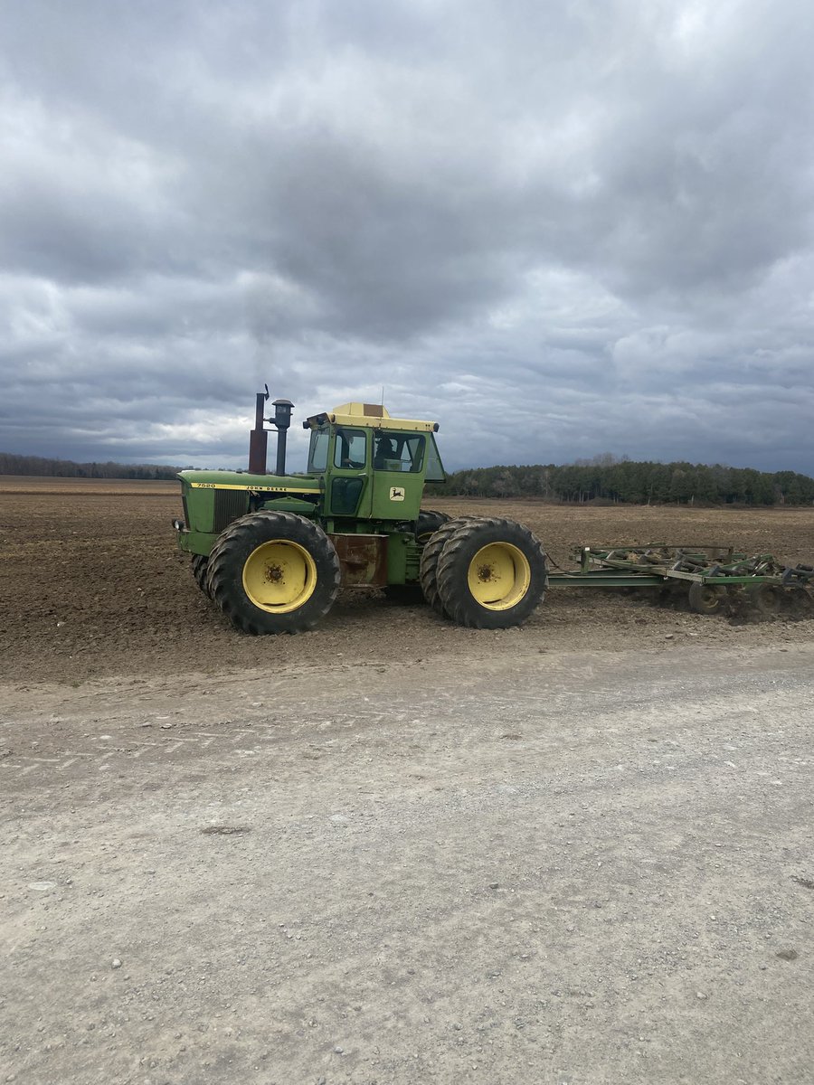 Agwilly01's tweet photo. @FarmerChris13 @ArmstrongCattle The beauty thing about that tractor put another 1000 hours on it and not worth a penny less!!

Those are profit makers💪 https://t.co/Hs5mSOg3I8