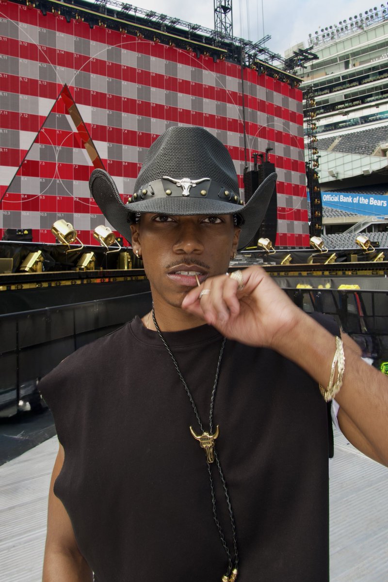 ZayBelvin's tweet image. Put on a show and make it naastyyyy 🦅 #CowboyCarterTour #Chicagonight2