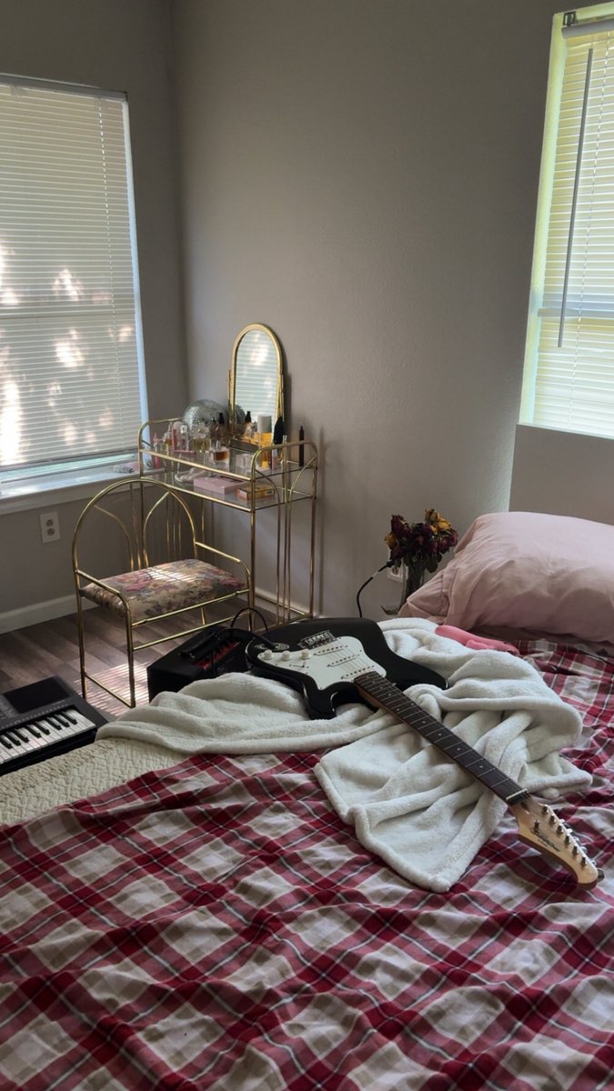 imnotgothicc's tweet photo. My room so pretty https://t.co/VuHp1rfvRT