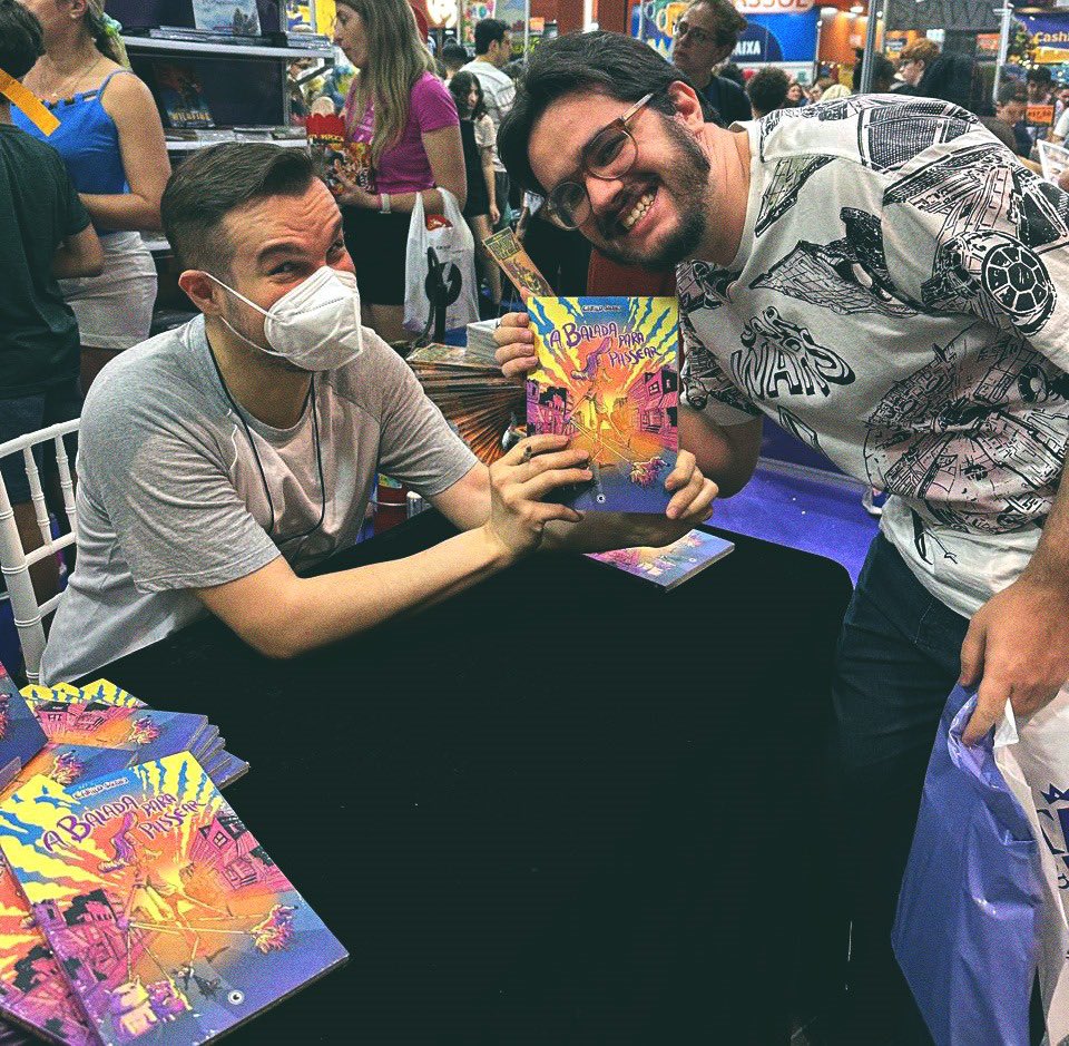camilosolano's tweet image. Ao lado do escritor @matheusforny na @bienaldolivrosp do ano passado. Nesse dia ocorreu o lançamento d'A Balada para Passear no estande da @tavernadorei e esse querido amigo e grande autor de fantasia foi o primeiro a chegar ali. Valeu @ConradEditora. Obra contemplada pelo Proac.