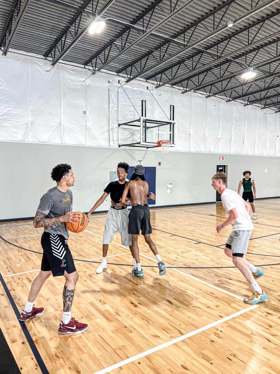 AEF_Academy's tweet photo. The high-level summer runs at AEF have started back up!! Who do you recognize in the gym??

#AttitudeEffortFocus
#HighLevelBasketball https://t.co/PcSfs7ziea