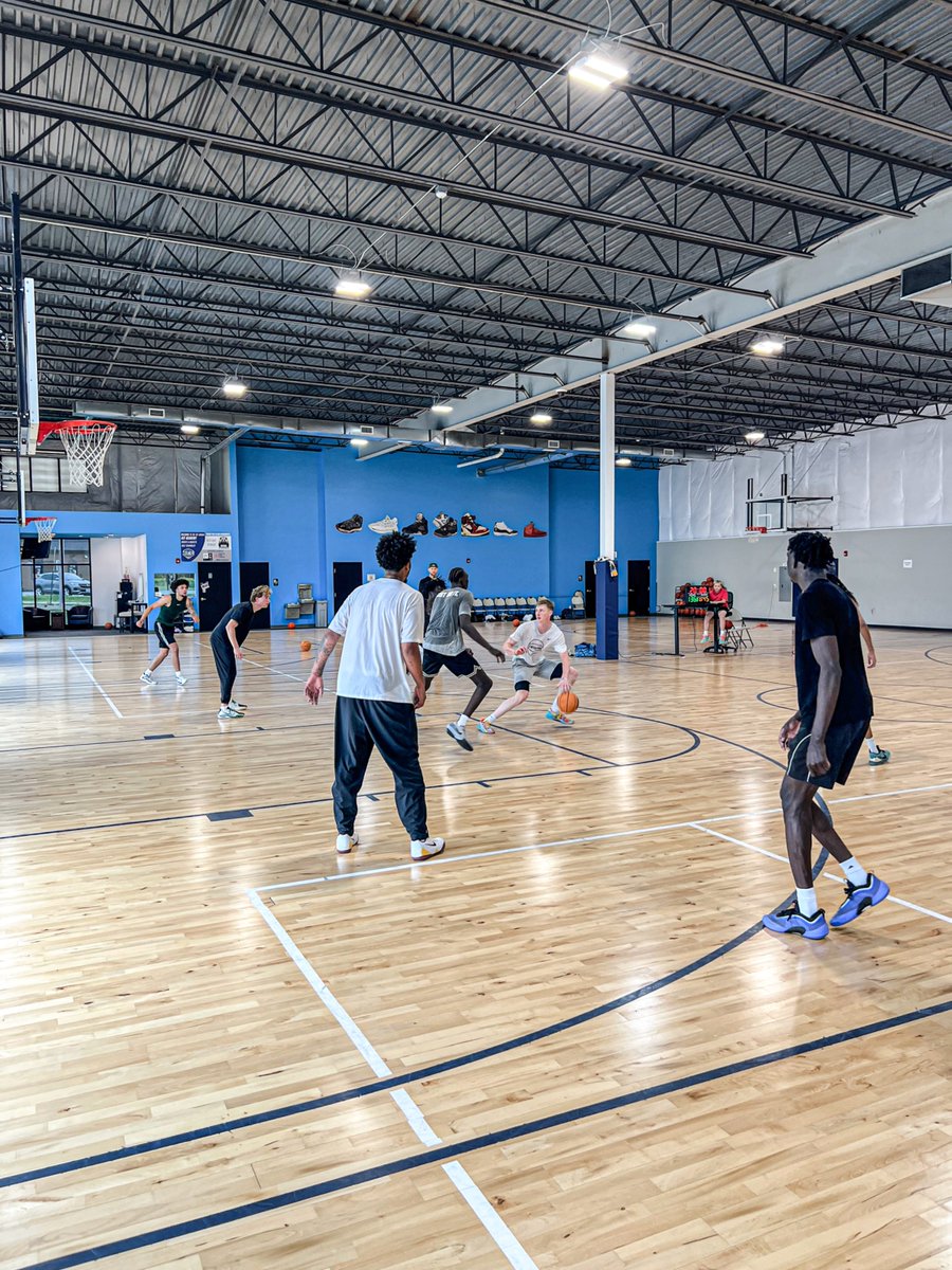 AEF_Academy's tweet photo. The high-level summer runs at AEF have started back up!! Who do you recognize in the gym??

#AttitudeEffortFocus
#HighLevelBasketball https://t.co/PcSfs7ziea