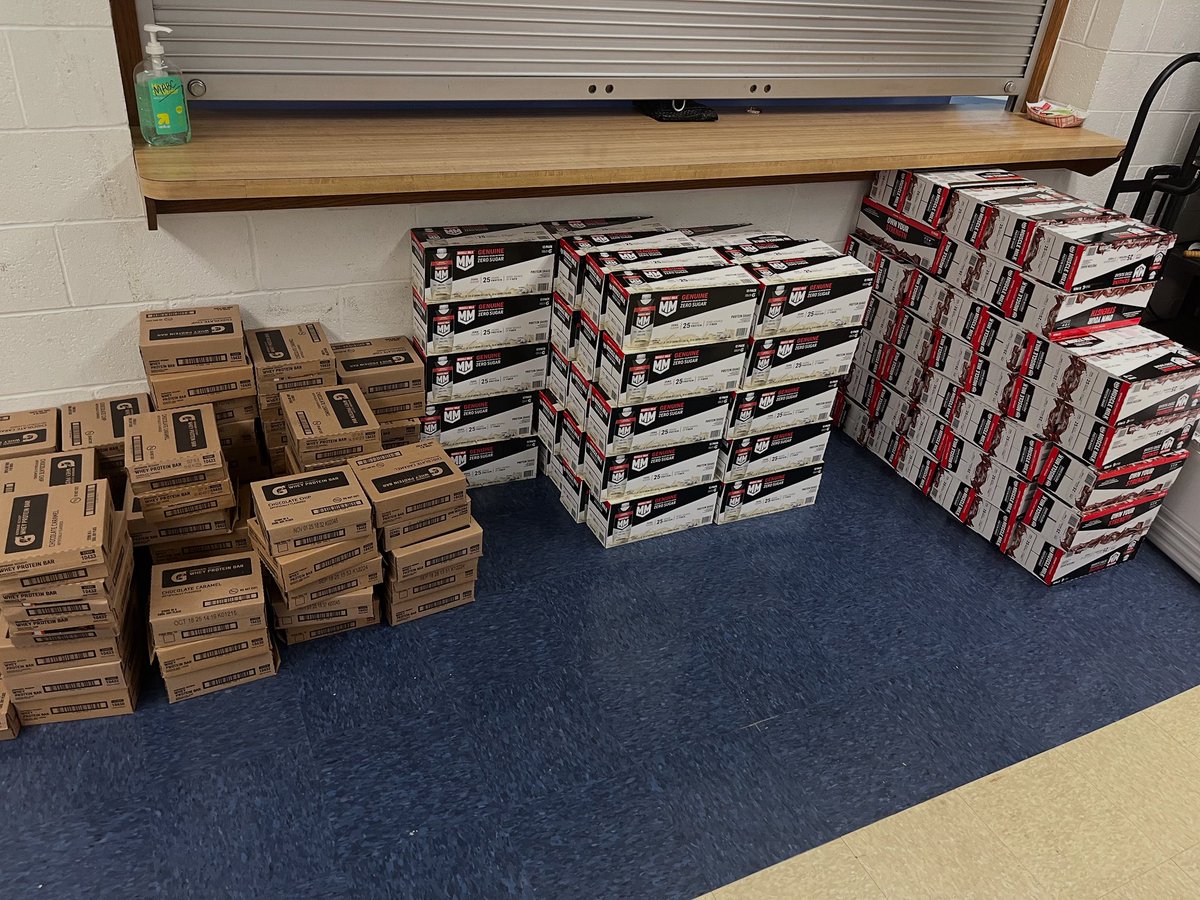 FCHS77Athletics's tweet photo. 500 chocolate protein drinks ✅
500 vanilla protein drinks ✅
1,000 assorted protein bars ✅
Our athletes are ready to get after summer workouts and thanks to @FCHSMABC1934 we are ready to fuel them before or after workouts! #ALLIN #RollMidg https://t.co/82GV7jU7s4