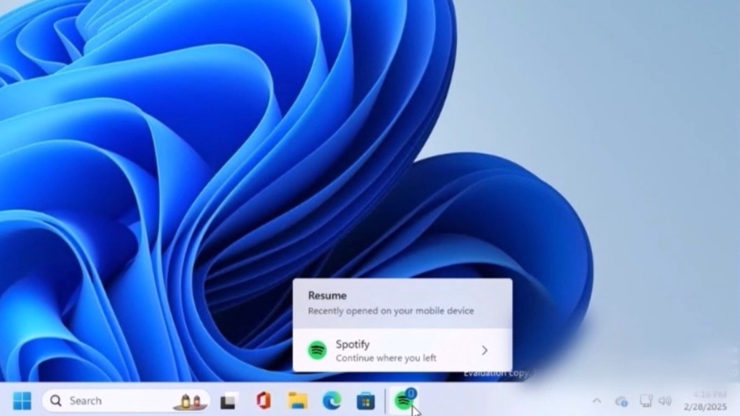 It looks like Windows 11 is getting its own Handoff feature, similar to the Mac and iPhone. In a now deleted demo, Microsoft showcased resuming Spotify from your phone on the Windows desktop via the Taskbar. windowscentral.com/software-apps/…