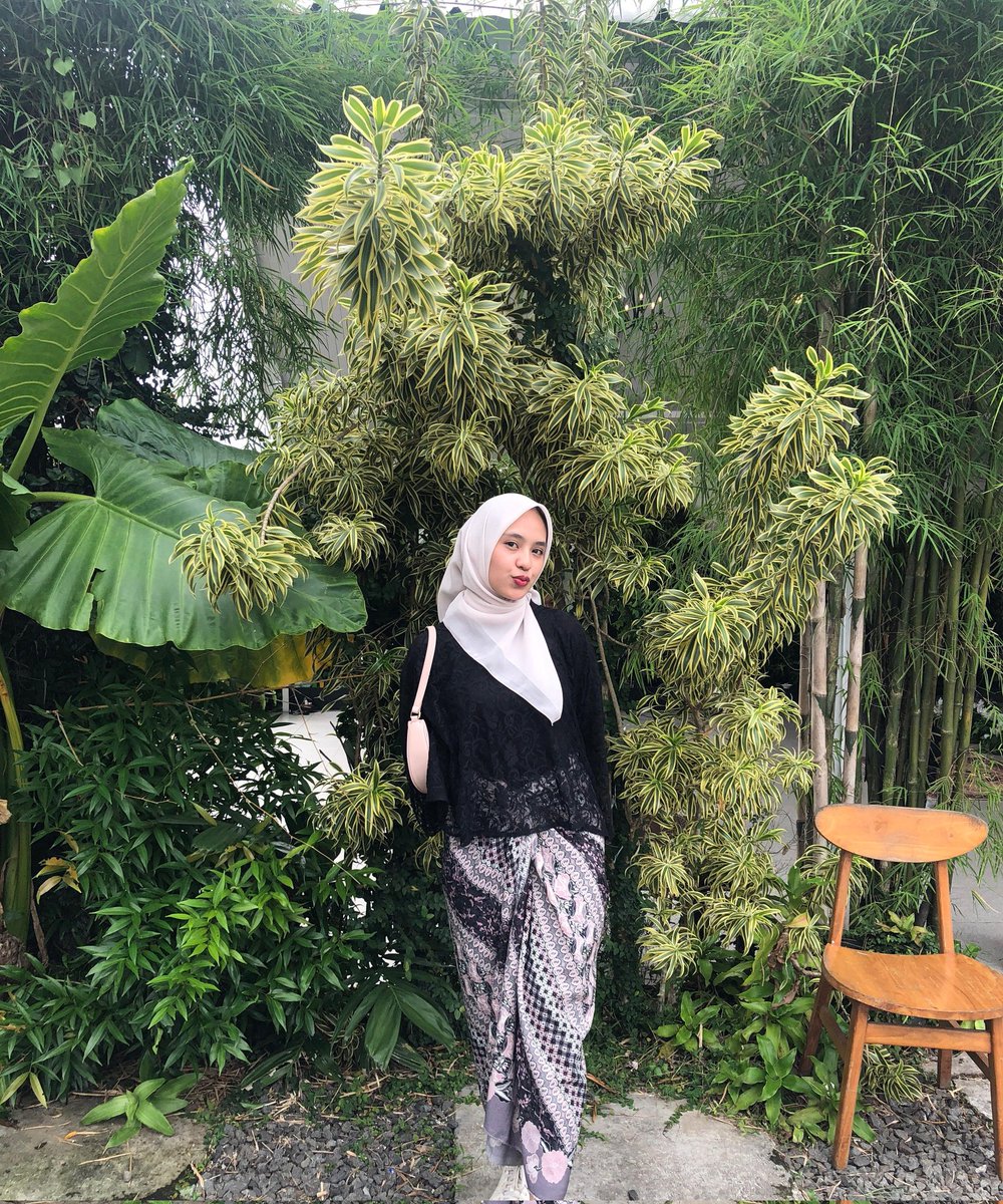 CheapyDaily's tweet photo. OOTD kondangan ✨
Match bgt pake tas pink elegant dan lucu inii dari mossdom, bisa muat banyak loh, HP, dompet, make up simple, semuanya bisa masukk
Aku drop link oren nya yaa :
https://t.co/mNZBrIYY5Z https://t.co/Wc4C5GbDzD