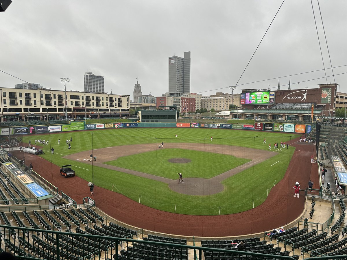 Calchristo1's tweet image. So this is the place, huh? 

The @CRKernels visit Fort Wayne for the first time since the @Jack_McMullen11 era and for the first time without @John_G_Nolan since the @MikeCouzens era. #Cuse

Join us for first pitch at 6:00 CDT: milb.com/cedar-rapids/f…