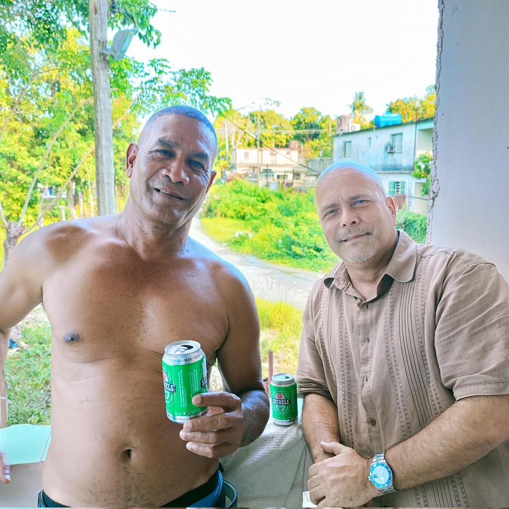 Hoy cumple 62 mi hermano Marcelino en La Güinera. Somos hermanos desde la primaria. ¿Adivinen quién le quitaba la merienda a quién? iFelicidades Chelo! #Cuba #CDRCuba #UnidosXCuba