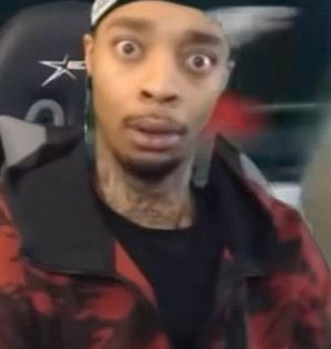 Hebeja6's tweet photo. @21deucee omll what u gotta do to get yo ass whooped down some stairs😭 https://t.co/1ypeVBdSYB