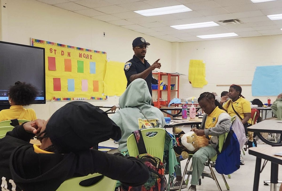 BaltimorePolice's tweet photo. Our officers had a fantastic time last week, out and about, connecting with residents &amp; spending quality time with young people in the community! Building trust &amp; strong relationships is at the heart of community policing. 
#CommunityPolicing 
#StrongerTogether 
#YouthEngagement https://t.co/q6h1xEPGaO