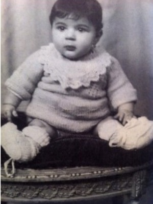 AuschwitzMuseum's tweet photo. 21 May 1938 | A French Jewish girl, Jacqueline Fogielman, was born in Paris. 

On 30 March 1944, she was deported from Drancy to #Auschwitz. She was murdered in a gas chamber after the selection. https://t.co/MJefNtrCwu