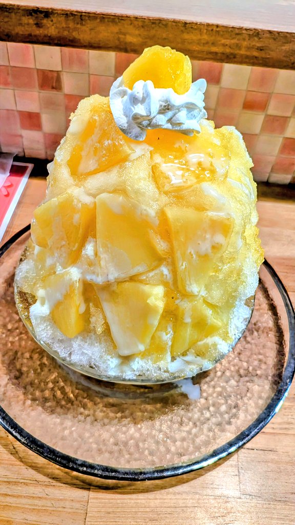 昨日は仕事の帰りに北九州の旦過市場内にある、かき氷とプリンこくら堂に
寄って、このボリューム満点の
パイナップルてんこ盛りのかき氷🍧を
食べて、帰宅しました！凄く美味しかった！😋👍
#かき氷とプリンこくら堂
#こくら堂　#かき氷