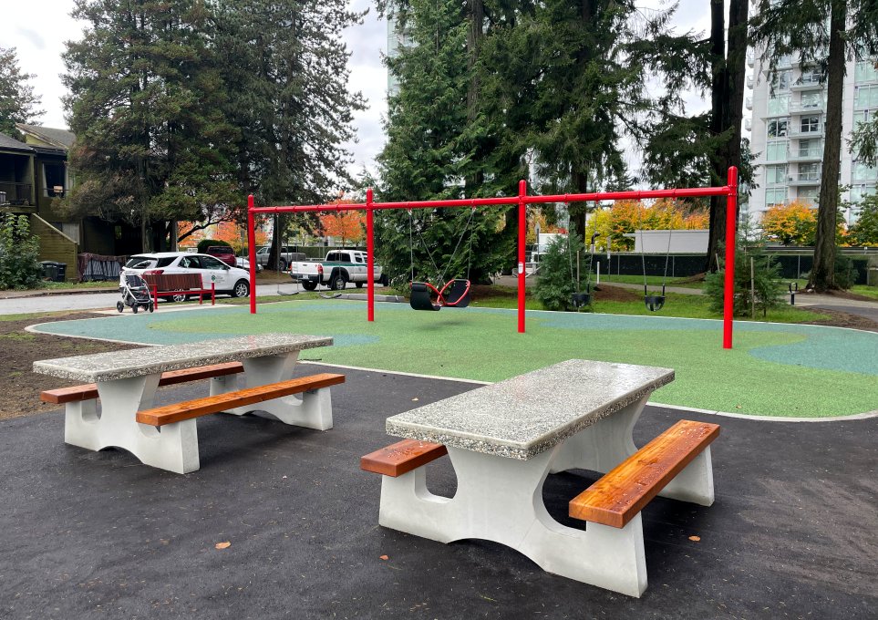 The City of Burnaby invites you to explore the park, enjoy fun activities at the #DayOfPlay in Lobley Park's recently renovated and accessible playground:  burnaby.ca/recreation-and…

♻Learn how 2,114 BC recycled tires helped shape this amazing space at tsbc.ca/recycled-bc-ti…