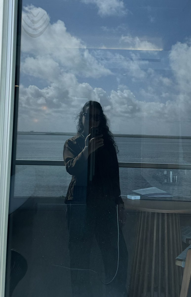 MarcelaSaebL's tweet photo. Dejé mis anillos en el baño, al lavarme las manos. Me di cuenta ya que había salido del aeropuerto.
Me choca esta falta de atención.
Pero ya estoy en el mar lista para el summit. #farmapiel
Hablaré del efecto histológico del fotoenvejecimiento y su remodelación.
#RevierteLaEstéticaDeTuSalud ®