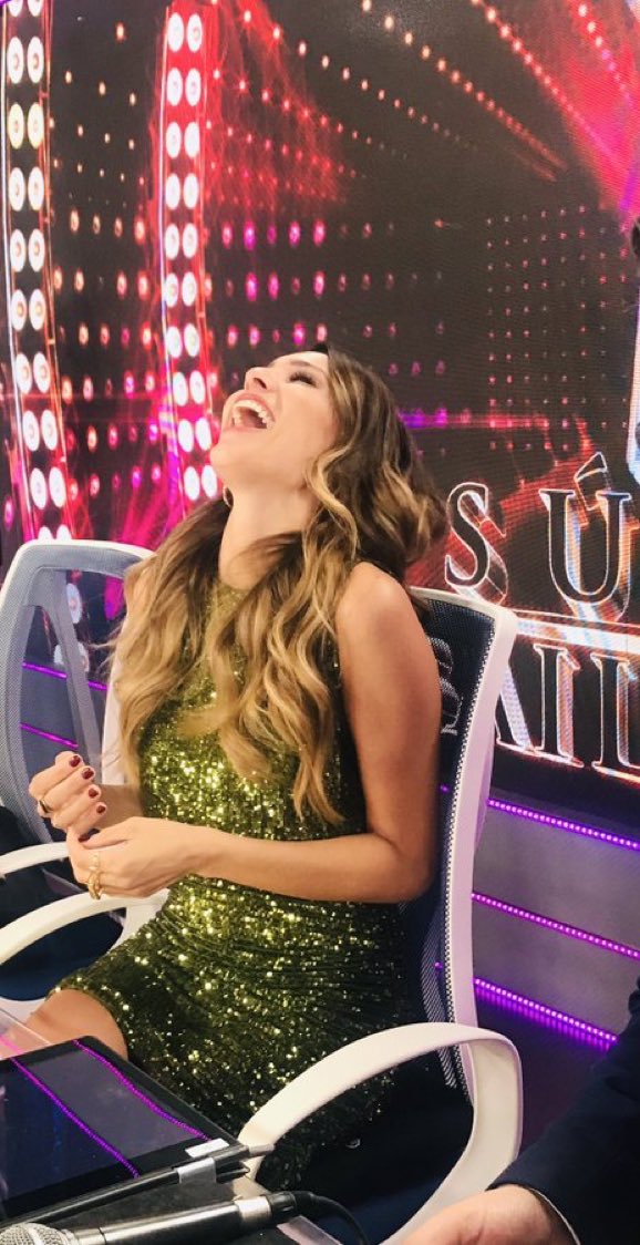 Pampita en este momento viendo cómo Yani Latorre la arrastra por el piso a la Tati