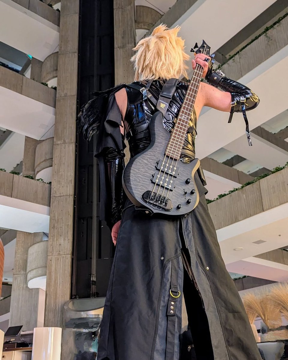 snowdrg_cos's tweet photo. My Cloud Strife cosplay is mostly stuff from my closet. And yes, this bass is named Fenrir. If Cloud is on bass, who is the rest of the band?
#acen #animecentral #finalfantasy #finalfantasycosplay #cloudstrifecosplay #cloudstrife #shinra #ffvii #finalfantasyvii https://t.co/X6UEMXqc6k