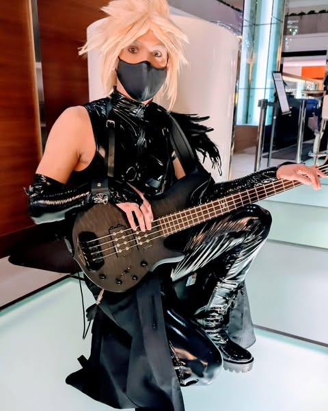 snowdrg_cos's tweet photo. Gil is gil, I'll take the gig. Cloud would learn bass on the job, and be really good at it for some reason.
#acen #animecentral #finalfantasy #finalfantasycosplay #cloudstrifecosplay #cloudstrife #shinra #ffvii #finalfantasyvii https://t.co/gaR6yvf66k