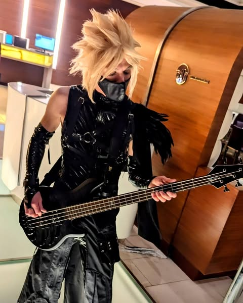 snowdrg_cos's tweet photo. Gil is gil, I'll take the gig. Cloud would learn bass on the job, and be really good at it for some reason.
#acen #animecentral #finalfantasy #finalfantasycosplay #cloudstrifecosplay #cloudstrife #shinra #ffvii #finalfantasyvii https://t.co/gaR6yvf66k