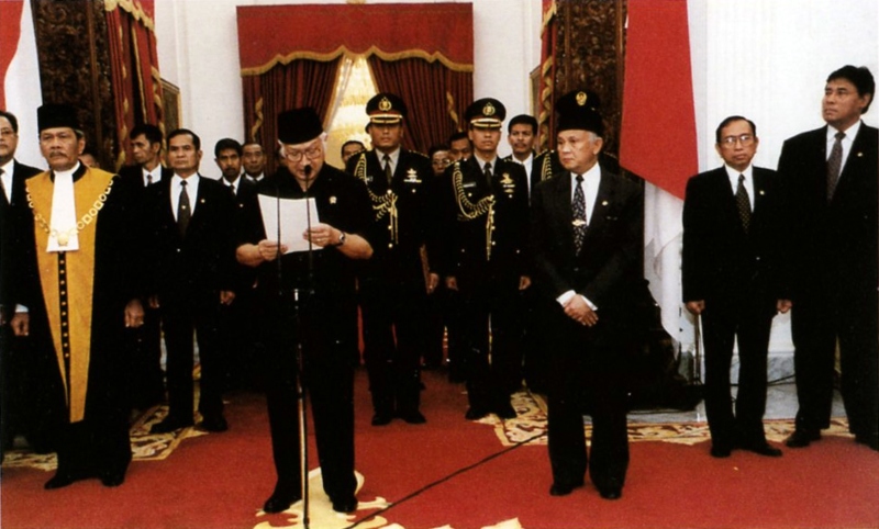 Presiden Soeharto Mengundurkan Diri

Hari ini dalam sejarah, 21 Mei 1998, Presiden Soeharto mengundurkan diri sebagai presiden. Soeharto menjadi presiden terlama yang menjabat selama lebih dari tiga dekade atau 32 tahun dari 1967 sampai 1998. Berdasarkan pengalaman Soeharto yang