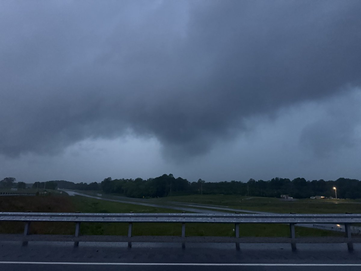 daniellebelt19's tweet photo. Russell Springs KY
8:34 PM
possible funnel? https://t.co/J6x7pXh7s2