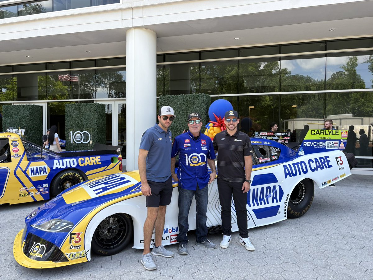 RonCapps28's tweet photo. Great day in Atlanta at NAPA HQ with @chaseelliott & @DanielHemric π
We missed having @bradsweetracing with us today, we'll be tuning into @HighLimitRacing tonight to cheer our #NAPAautoparts teammate π
@theNAPAnetwork / #NAPAAutoCare / #NAPAKnowHow https://t.co/quhFUfxUFC