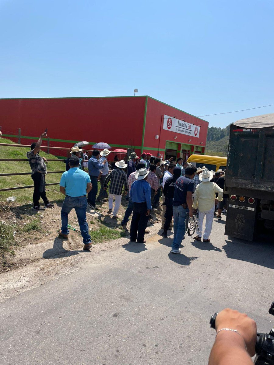 soyluisgabriel1's tweet photo. ⛔️🛣️ Habitantes bloquean el paso en la carretera Interserrana por conflictos limítrofes entre los municipios de #Zongozotla y #Tepango de Rodríguez. #Puebla https://t.co/8khBNnNGIn